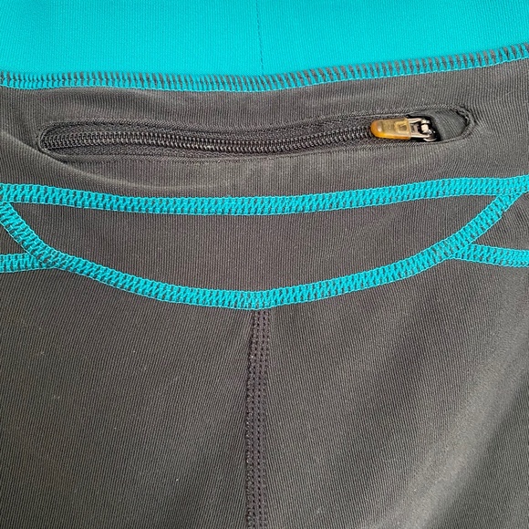 💥3/$25💥 NIKE Dri-Fit Workout Gray Capris Leggings Size M - Picture 8 of 9